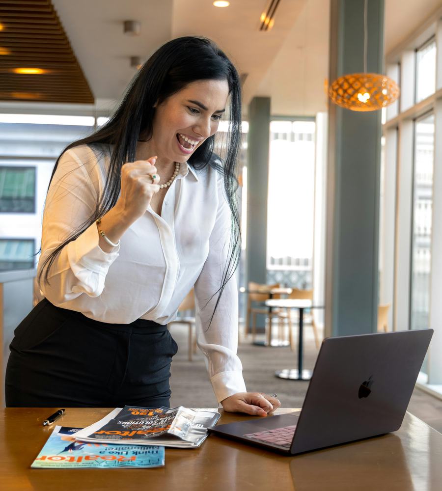 una mujer con una computadora